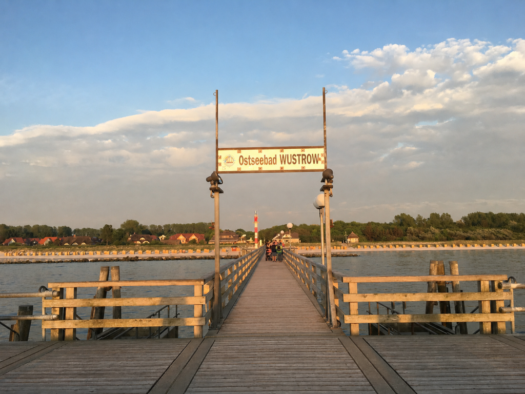 Seebrücke Wustrow mit Strand