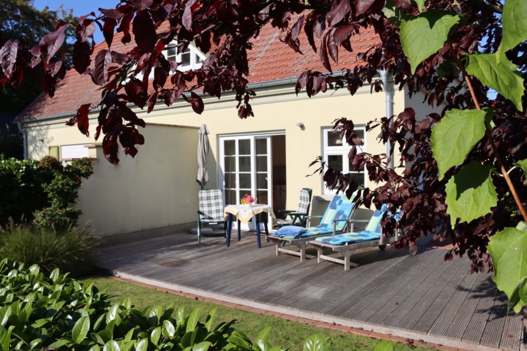 Südterrasse und privater Garten der Ferienwohnung im Haus Solveig in Wustrow