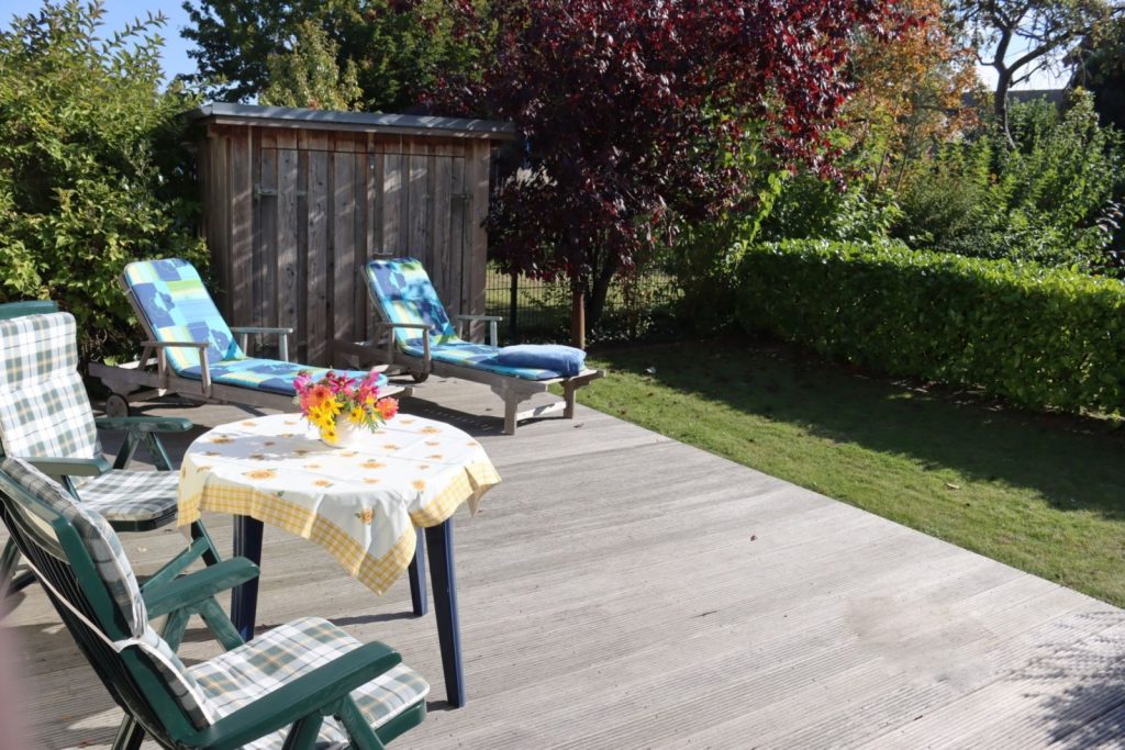 Südterrasse mit Gartenmöbeln