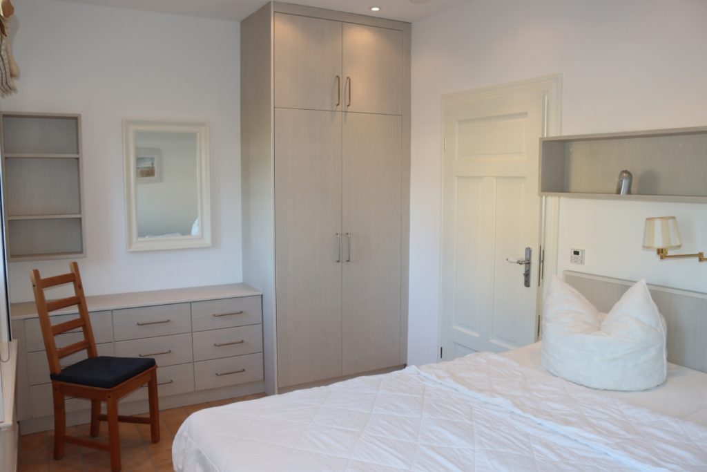 Schlafzimmer mit Schrank und Doppelbett